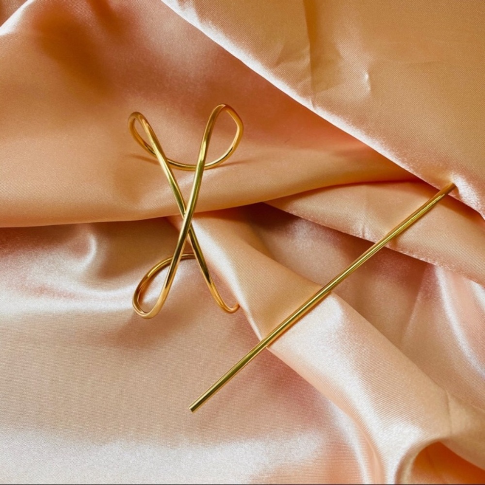 Minimalist Wire Cross Bun Cage Pins Holder - Picture 5 of 9